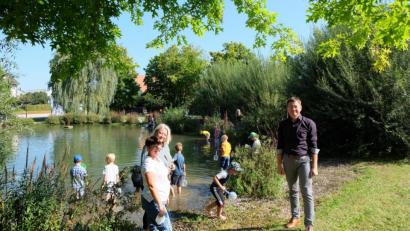 Bild: Stefanie Gradl
Betreuerin Sabine Bäumler, Rektorin Petra Ligensa und 3. Bürgermeister Markus Graf (von links) beobachteten begeistert das Treiben am Wasser. Die Organisatorin Melanie Sichelstiel (im Hintergrund) hatte wieder ein tolles Programm für die Kinder auf die Beine gestellt.