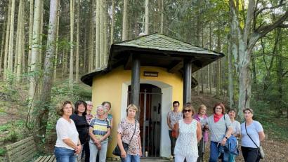 Bild: Rosenberg/exb 
Der Frauenbund unternahm einen Waldspaziergang zum Meditieren.