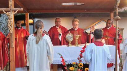 Bild: rha
Beim Patrozinium der Bergkirche, dem Hauptfest Kreuz-Erhöhung, standen (von links) Stadtpfarrer Pater Robin Xavier, Pfarrer Benny Joseph (Freihung), Diakon Dieter Gerstacker, Dekan Christian Schulz (Hahnbach) und Pfarrvikar Pater Jimmy Joseph am Altar.