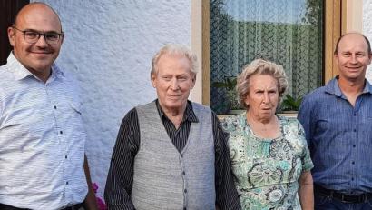 Bild: lgc
Zusammen mit Ehefrau Hedwig nimmt Hubert Scherm (Zweiter von links) die Glückwünsche von Bürgermeister Johannes Schmid (links) und Josef Thaller (rechts) von der Pfarrei zu seinem 90. Geburtstag entgegen.