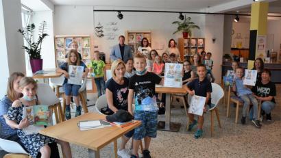 Bild: jr
Viele Kinder waren zur Preisverleihung des Sommerferien-Leseclubs in die Stadtbücherei gekommen. Mit im Bild (hinten, von links) Bürgermeister Stefan Grillmeier, Büchereileiterin Viola Rieß und Mitarbeiterin Pia Heinrich.