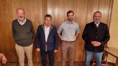 Bild: ral
Jagdpächter sind nun Matthias Päffgen (links) und sein Sohn Max (Zweiter von rechts), hier zusammen mit Jagdvorsteher Edwin Deichl und Bürgermeister Josef Deichl.