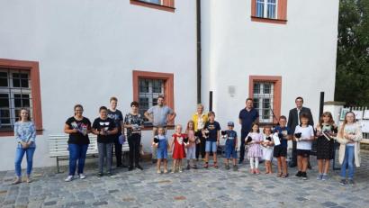 Bild: Sabrina Kreuzer/exb 
Die Gewinner des Malwettbewerbs der Stadt Nabburg mit Sponsoren und Organisatoren.