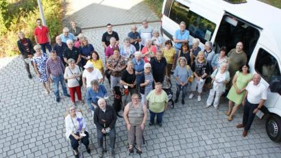 Bild: Peter Schuller
Die Gäste, gemeinsam mit Bürgermeister Roland Strehl (rechts) und Barbara Hernes (letzte Reihe, Zweite von links) vom Seniorenmosaik vor dem Bus des Werkhofs.