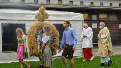 Bild: fdl
Der Vorstand der Landjugend mit der festlich geschmückten Erntekrone.