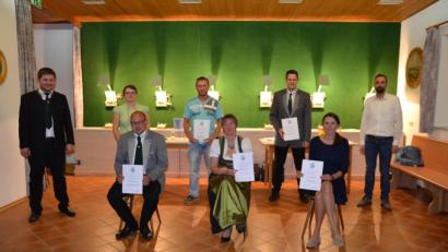 Bild: gi
Christoph Baier (links) vom Sportschützen-Grenzgau Vohenstsrauß überreichte in Anerkennung besonderer Leistungen an sechs Schützen des Vereins „Heumaden Loisbachtal“ die Ehrennadeln und Urkunden. Dazu gratulierte Bürgermeister Armin Bulenda (rechts).