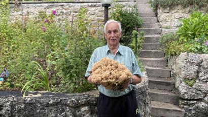 Bild: lei
Eberhard Schneider mit seiner Krause Glucke.
