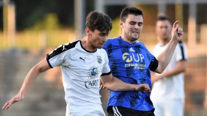 Bild: ssl
Stefan Graf (schwarz-blau gestreiftes Trikot) und seine SpVgg-SV-Kollegen wollen sich auch vom TSV Kareth nicht stoppen lassen.