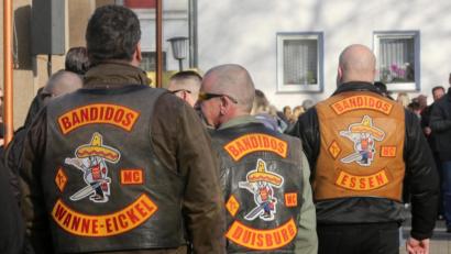 Symbolbild: Roland Weihrauch/dpa
Mitglieder der mittlerweile verbotenen Rockerbande Bandidos tragen den „Fat Mexican“ als Maskottchen auf ihren Westen und Kutten. Ein Polizeimitarbeiter hatte ihn auf einem Ring – und bekam deswegen Ärger.