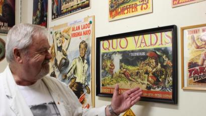 Bild: fphs
Dieter Machon mit dem Plakat seines Lieblingsfilms „Quo Vadis“.