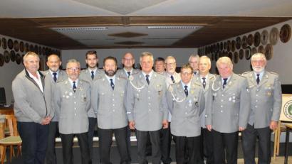 Bild: mnt
Zweiter Bürgermeister Wolfgang Niebauer (links) gratulierte dem neuen Vorstand der Soldaten- und Reservistenkameradschaft Thanstein. Peter Windschüttl (Zweiter von rechts) wurde vom Bayerischen Soldatenbund zum Ehrenmitglied ernannt.