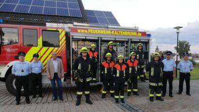 Bild: gmü
Die Truppe hat ihre Arbeit gut gemacht. Das bestätigen die Kreisbrandmeister Matthias LIst, Max Obermeier, Bürgermeister Ludwig Biller (von links) , Kreisbrandmeister Gerald Wölfl und Kommandant Alexander Kummer (von rechts).
