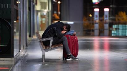 Symbolbild: Paul Zinken/dpa
Als ein Mann verwirrt in Weiden am Hammerweg umherirrt, ergreift Daniel Zupfer aus dem Landkreis Neustadt/WN selbst die Initiative.