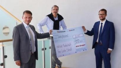 Bild: exb
Über die gelungene Kooperation freuen sich (von links) Weidens Oberbürgermeister Jens Meyer, Wolfgang Jess (Vorsitzender der Geschäftsführung der Witt-Gruppe) und Thorsten Willecke (Schulleiter der Franz-Grothe-Schule).