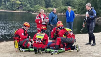 Bild: gis
Probe für die Prüfungen und den Ernstfall: Auch der Altlandrat des Landkreises Bayreuth und Zweite Vorsitzende des BRK-Kreisverbandes Bayreuth, Hermann Hübner (Zweiter von rechts), beobachtete die Einsätze.