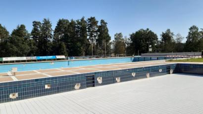 Bild: Lowak
Senioren- und Schwimmerbecken im Schätzlerbad sind bereits leer. Die Sanierungsarbeiten können bald beginnen.