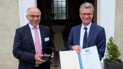 Bild: do
Strahlende Gesichter gibt es bei der Auszeichnung von Bürgermeister Albert Nickl (links) mit der Bayerischen Denkmalschutzmedaille durch Wissenschafts- und Kunstminister Bernd Sibler.