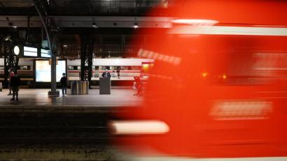 Symbolbild: Oliver Berg/dpa
Ein Zug fährt in den Hauptbahnhof. Die Gewerkschaft Deutscher Lokomotivführer hat ihren Streik bei der Deutschen Bahn am frühen Morgen beendet - und die Bahn geht davon aus, dass sich der Zugverkehr im Laufe des Tages überwiegend wieder normalisiert.