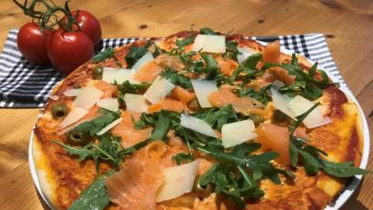 Bild: Michael Schiffer
Einfach köstlich: Gebacken wird die Pizza mit Tomaten und drei verschiedenen Sorten Käse. Kurz vor dem Servieren werden Räucherlachs, Kapern und Rucola verteilt.