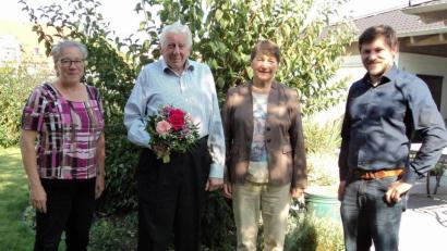 Bild: ksi
Friedrich Dann (Zweiter von links) wurde 80. Das Bild zeigt ihn mit Ehefrau Ulrike, Pfarrerin Heidi Gentzwein und Bürgermeister Peter Neumeier.