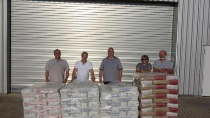 Bild: jzk
Auf dem Gelände der Firma von Heindl Kamin in Waldeck übergaben Maximilian Pinzer, Michael Pinzer und Bernhard Heindl einige Paletten an Angelika und Hans-Peter Scharf (von links).