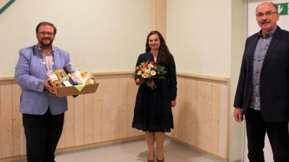 Bild: stg
Bürgermeister Hans Walter verabschiedete die bisherige FW-Gemeinderätin Eva Raps und vereidigte deren Nachfolger Walter Zimmermann (von links).