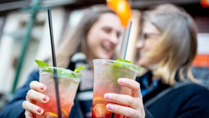 Symbolbild: Hauke-Christian Dittrich/dpa
Wie die Polizei Weiden am Sonntag mitteilte, mischte anscheinend einem 18-Jährigen jemand Psychopharmaka ins Getränk.