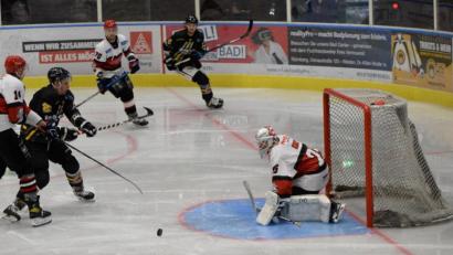 Archivbild: Andreas Brückmann
Das erste Vorbereitungsspiel auf die neue Bayernliga-Saison gewann der ERSC Amberg (links im schwarzen Trikot Felix Köbele) mit 4:2 gegen den ESC Vilshofen. Jetzt steht ein Doppelpack gegen Pegnitz und Schönheide auf dem Programm.