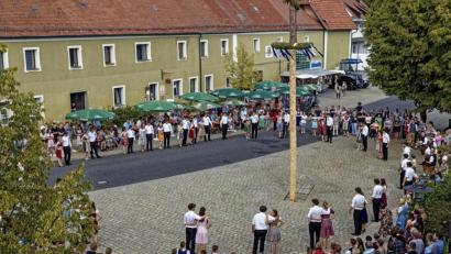 Bild: gri
Nach altem Brauch wurde in Freudenberg wieder der Kirwabaum ausgetanzt.