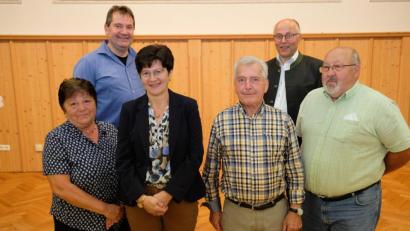 Bild: do
Die neue Führungsmannschaft der CSU Vorbach/Oberbibrach mit Marga Kreutzer, Irmi Bauer, Richard Hofmann und Hermann Schmid (vorne, von links) und den Ehrengästen Bürgermeister Alexander Goller und zweitem CSU-Kreisvorsitzenden Bürgermeister Albert Nickl.