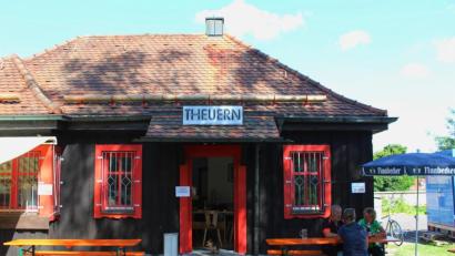 Bild: Evi Wagner
Der ehemalige Bahnhof in Theuern ist heute ein Kiosk mit Biergarten.