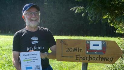 Bild: sh
Wegeinitiator Hans Meindl mit den neuen Wanderwegschildern, die an der Quelle in Ehenfeld und an der Einmündung in die Naab bei Wernberg-Köblitz aufgestellt wurden.