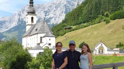 Bild: Thomas Faltermeier
Thomas Faltermeier mit seiner Frau und seiner Tochter vor der berühmten Sebastianskirche in Ramsau.