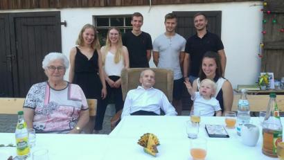 Bild: mma
Oskar Demleitner feierte seinen 90. Geburtstag mit seiner Frau, Familie und vielen Freunden und Bekannten.