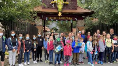 Bild: Helmut Zeitler/exb
Einen erlebnisreichen Tag verbrachten die Teilnehmer der von SPD-Stadtrat Helmut Zeitler (hinten rechts) organisierten Fahrt in den Freizeitpark Plohn im Vogtland.