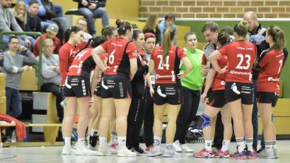 Archivbild: Hubert Ziegler
Groß motivieren braucht Trainer Martin Feldbauer (Fünfter von rechts) sein Team nicht: Die Handballerinnen des HC Sulzbach fiebern dem ersten Spiel nach der Corona-Pause entgegen.