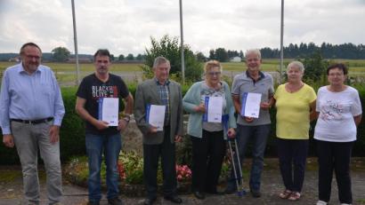 Bild: ak
Vorsitzende Margit Kaiser (rechts) und Zweiter Bürgermeister Rudi Heier ehrten Albert Hutzler, Reinhard Opel, Ute Kindermann, Klaus Pühl und Isolde Kunnert (von links) für jahrzehntelange Treue zum Sozialverband.