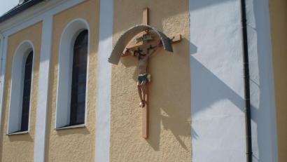 Bild: slh
Das Weiherner Friedhofskreuz erstrahlt im neuen Glanz.