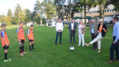 Bild: fz
Mit Fragen und Antworten spielen sich Leo, Leon und Felix (von rechts) mit der Bundesministerin den Ball zu. Anja Karliczek, nach eigener Aussage früher Handballerin, schlägt dabei eine gute "linke Klebe".