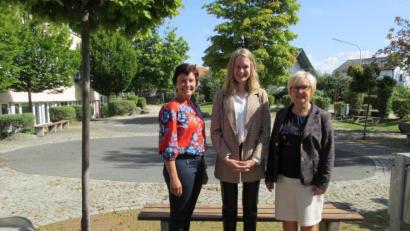 Bild: bkr
Rektorin Gudrun Lehner (rechts) und Kerstin Zaus (links) nahmen ihre junge Kollegin Jasmin Füchsl in ihre Mitte.