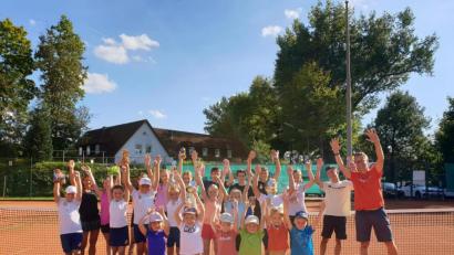 Bild: exb/Kristina Striegl
Die Kinder- und Jugendvereinsmeisterschaften der DJK-Tennisabteilung waren ein Highlight. Die Erstplatzierten in den vielen Wettbewerben freuen sich über ihre Siege.