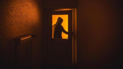 Bild: Nicolas Armer
Ein Dieb schlich sich zur Nachtzeit in zwei Anwesen in Fichtenhof bei Königstein ein.