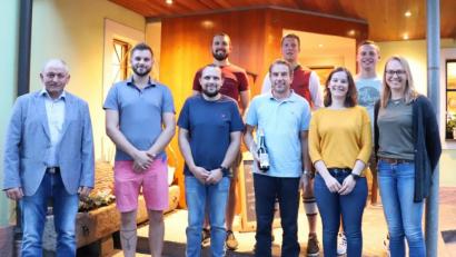 Bild: Michael Weiß/exb
2. Bürgermeister Franz Weiß (links) gemeinsam mit dem neuen Vorstand der Kirwagemeinschaft Lintach um Vorsitzenden Bernhard Müller (Vierter von rechts) und 2. Vorsitzenden Manuel Lukas (Dritter von links). Der Verein verabschiedete unter anderen den bisherigen Kassier Bernhard Schmidbauer (Mitte) aus dem Vorstand.