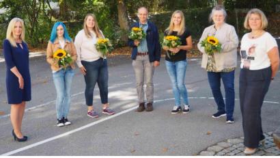 Bild: njn
Rektorin Sabine Graser (links) und Konrektorin Beate Koch (rechts) mit den neuen Lehrern an der Grund- und Mittelschule Erbendorf Birgit Lang-Riebl, Eva Gleißner, Albert Neiser, Julia Baumann und Julia Baumann. Nicht auf dem Bild Dominik Schinner.