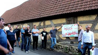 Bild: ds
Architekt Markus Rösch (rechts) erläuterte die geplanten Verbesserungen an der engen Dorfstraße mit den bis an den Straßenrand angrenzenden Anwesen.