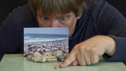 Bild: Thalias Kompagnons/Jutta Missbach/exb
Tristan Vogt präsentiert bei der Spielplanvorstellung des Jungen Stadttheaters sein Objekttheater „Daheim in der Welt“.