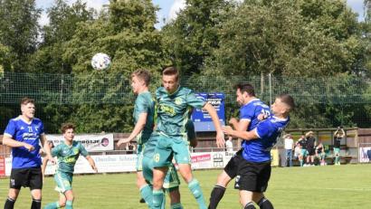 Archivbild: gb
Der SV Mitterteich erwartet am Samstag Kickers Selb zum Derby. Das Bild zeigt die Mitterteicher David Dobras, Sebastian Bilz und Laurentin Göhlert (von links in den grünen Trikots) im Heimspiel gegen Jahn Forchheim (0:3).
