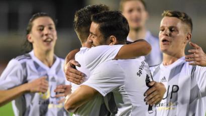 Bild: Büttner, Gerhard
Kuschelstunde im Sparda-Bank-Stadion: Die Spieler der SpVgg SV Weiden herzen Chousein Chousein (Zweiter von rechts), dessen eigentlich harmlosen Abschluss sich der Karether Keeper selbst ins Tor boxte.