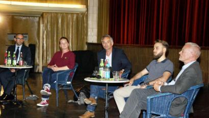 Bild: gsp
Kompetente Runde bei der Podiumsdiskussion zum Thema „Klimawandel und unsere Gesundheit“ im Amberger Ringtheater. Von links: Dr. Andreas Redel, Tina Winklmann, Dr. Günther Edenharter, Sinan Türkay und Dr. Thomas Bein.