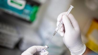 Bild: Matthias Balk/dpa
In der Corona-Pandemie zeigt sich ein deutliches Ost-West-Gefälle.